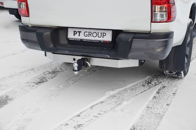 Фаркоп PT Group для Toyota Hilux VIII (с хромированной накладкой) Фаркоп PT Group для Toyota Hilux VIII (с хромированной накладкой)